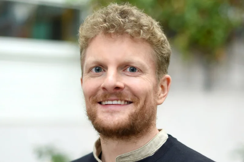 Porträt von Johannes Augustin. Klick führt zu Großansicht in neuem Fenster, Schließen per ESC.