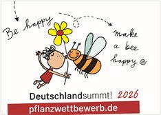 Ein Bild mit einem gezeichneten Menschen, der eine Blume in der Hand hält sowie einer gezeichneten Biene. Der Mensch gibt der Biene einen Kuss auf die Backe. Darüber stehen die Worte "Be happy, make a bee happy". Darunter steht "Deutschland summt! 2026, pflanzwettbewerb.de". Klick führt zu Großansicht.