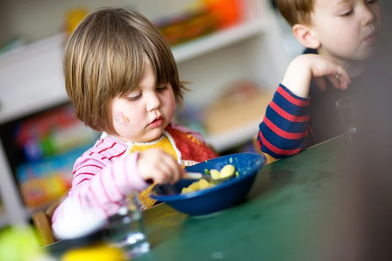 Kindergarten-Kind beim Essen. Klick führt zu Großansicht im neuen Fenster.