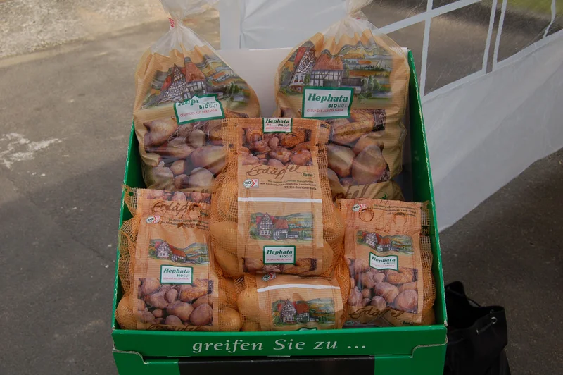 Mehrere Säcke Kartoffeln. Klick führt zu Großansicht in neuem Fenster.
