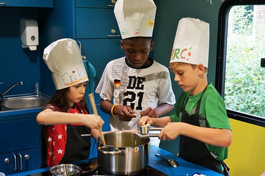 Drei Kinder beim Kochen. Klick führt zu Großansicht im neuen Fenster.