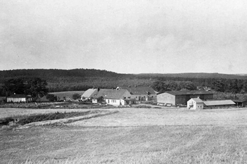 Schwarz-weiß-Foto von Hof Marienhöhe. Klick führt zu Großansicht.