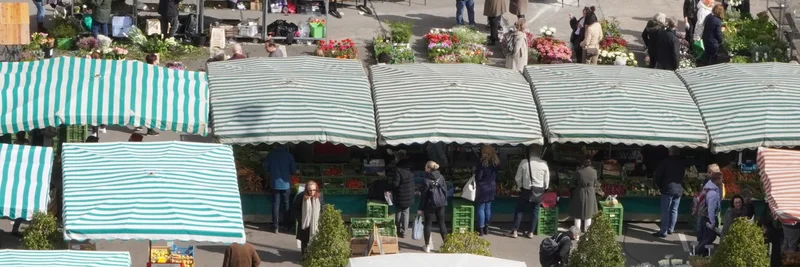 Wochenmarkt mit Ständen von oben.