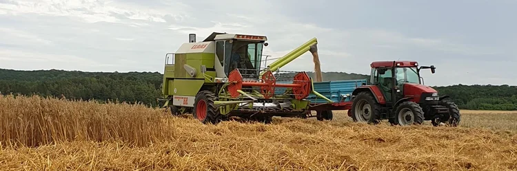 Traktor und Mähdrescher auf dem Acker