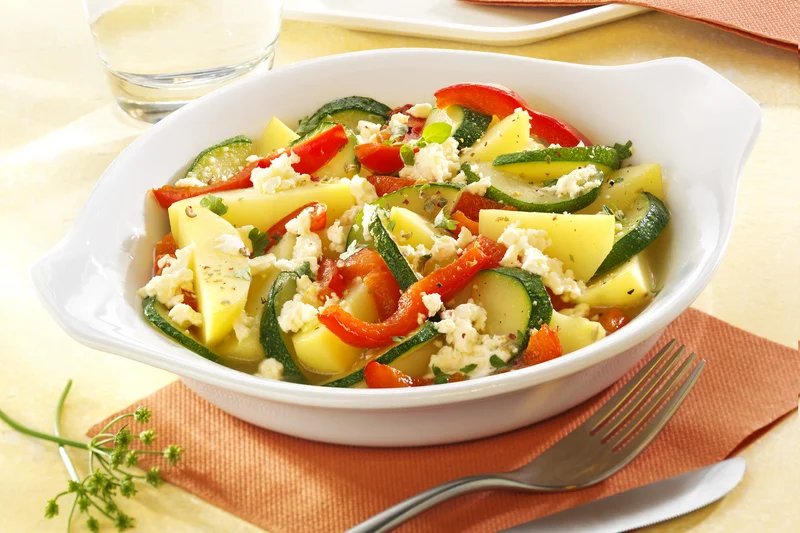 Paprika-Zucchini-Kartoffelpfanne. Klick führt zu Großansicht im neuen Fenster.