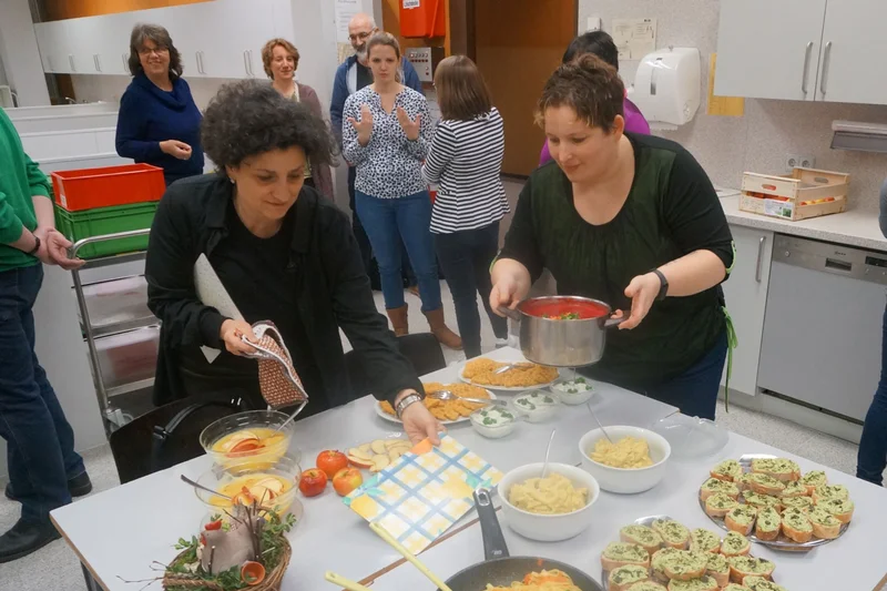 Teilnehmende eines Bio kann jeder-Workshops in der Küche. Klick führt zu Großansicht in neuem Fenster.