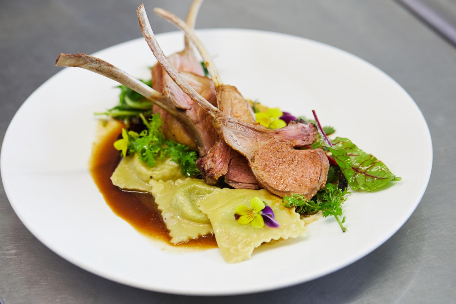 Lammrücken mit Wildkräutersalat und Ravioli gefüllt mit Robiola 