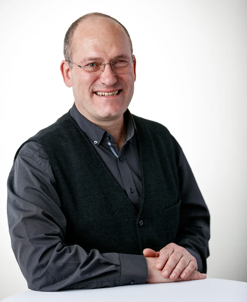 Porträt von Steffen Weigend.