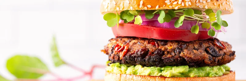 Veganer Bürger auf einem Holzbrett