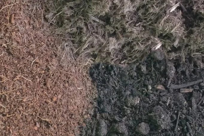 Kokosmark (links), Holzfaser (rechts oben) und Kompost (rechts unten).