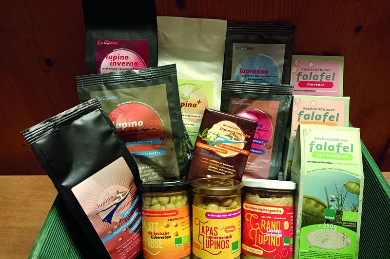 Produkte aus dem Hofladen: Hülsenfrüchte, Lupinenkaffee, Lupinenmehle und Flafelmischungen