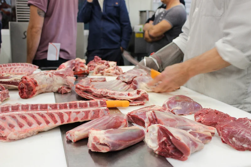 Ein Metzger bei der Zerlegung von Fleisch.