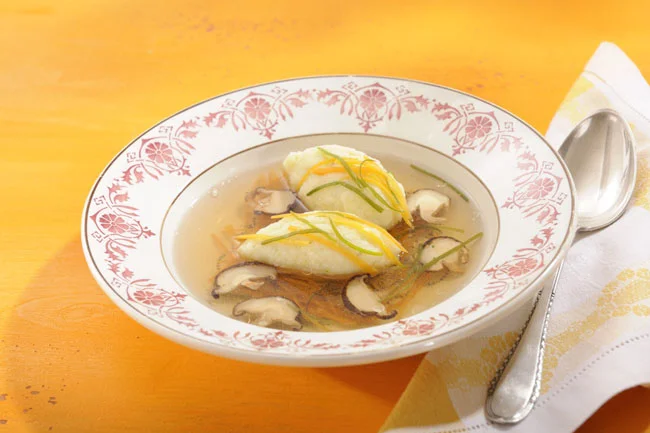Klare Rinderbrühe mit Shiitake und Grießnocken.