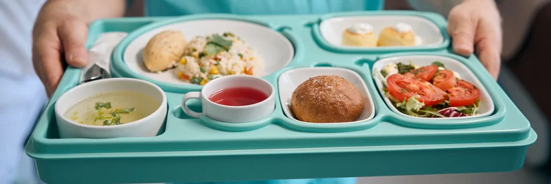 Tablett mit Essen im Krankenhaus