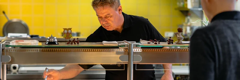 Essensausgabe in der Kantine.