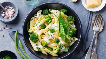 Pastagericht mit Brokkoli und Bohnen. Foto: AnnaPustynnikova / iStock / Getty Images
