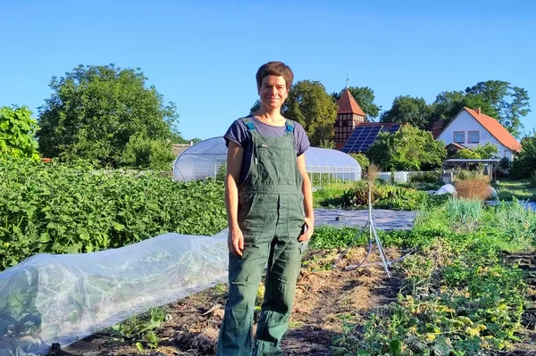 Tinyfarmerin Tanja Wortmann. Klick führt zu Großansicht, Schließen mit ESC