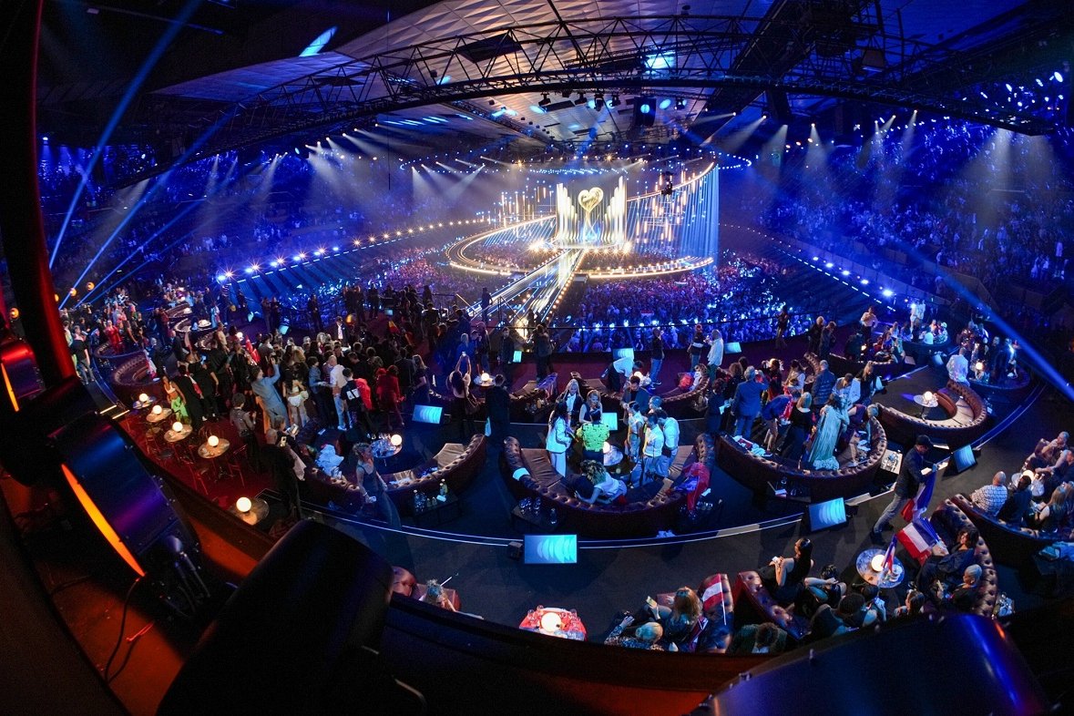 Blick auf den ESC in der Veranstaltungshalle von oben. Klick führt zu Großansicht.