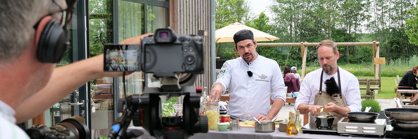 Kameramann filmt Koch beim Kochen.