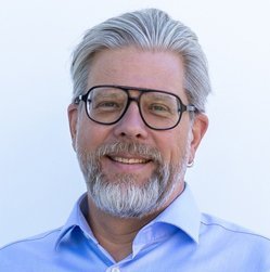 Porträt eines Mannes mit Brille und grauen Haaren