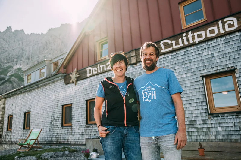 Ulrike und Christoph Erd vor dem Prinz Luitpold Haus. Klick führt zu Großansicht in einer Lightbox. Zum Schließen der Lightbox ESC drücken.