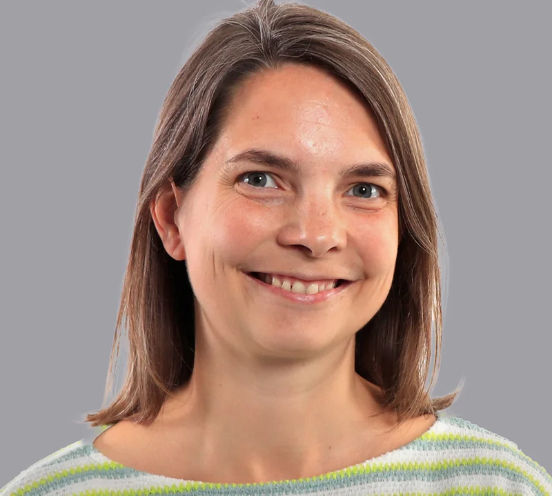 Porträtfoto von Prof. Corinna Hempel. Klick führt zu Großansicht in neuem Fenster.