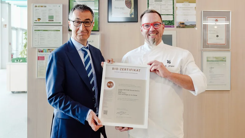 Cem Özdemir und Markus Jüngert halten das Bio-Zertifikat in Bronze