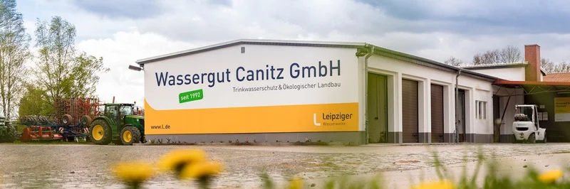Gebäude mit der Aufschrift "Wassergut Canitz GmbH".