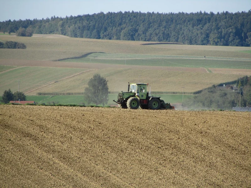 Traktor auf dem Feld