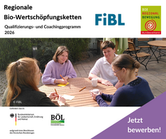 Vier Frauen sitzen um einen Tisch und unterhalten sich. Im oberen Bildrand, der weiß hinterlegt ist, steht "Bio-Wertschöpfungsketten – Qualifizierungs- und Coachingoprogramm 2026". Klick führt zu Großansicht.