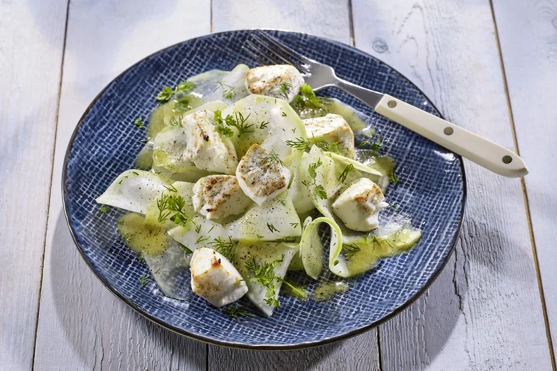 Gehobelter Kohlrabi mit Apfelessig-Holunder Vinaigrette und Ziegenkäse
