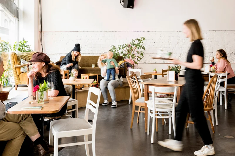 Café-Betrieb in der Raupe Immerstatt.