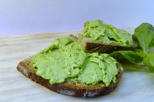 Grashüpfercreme auf einem Brot.