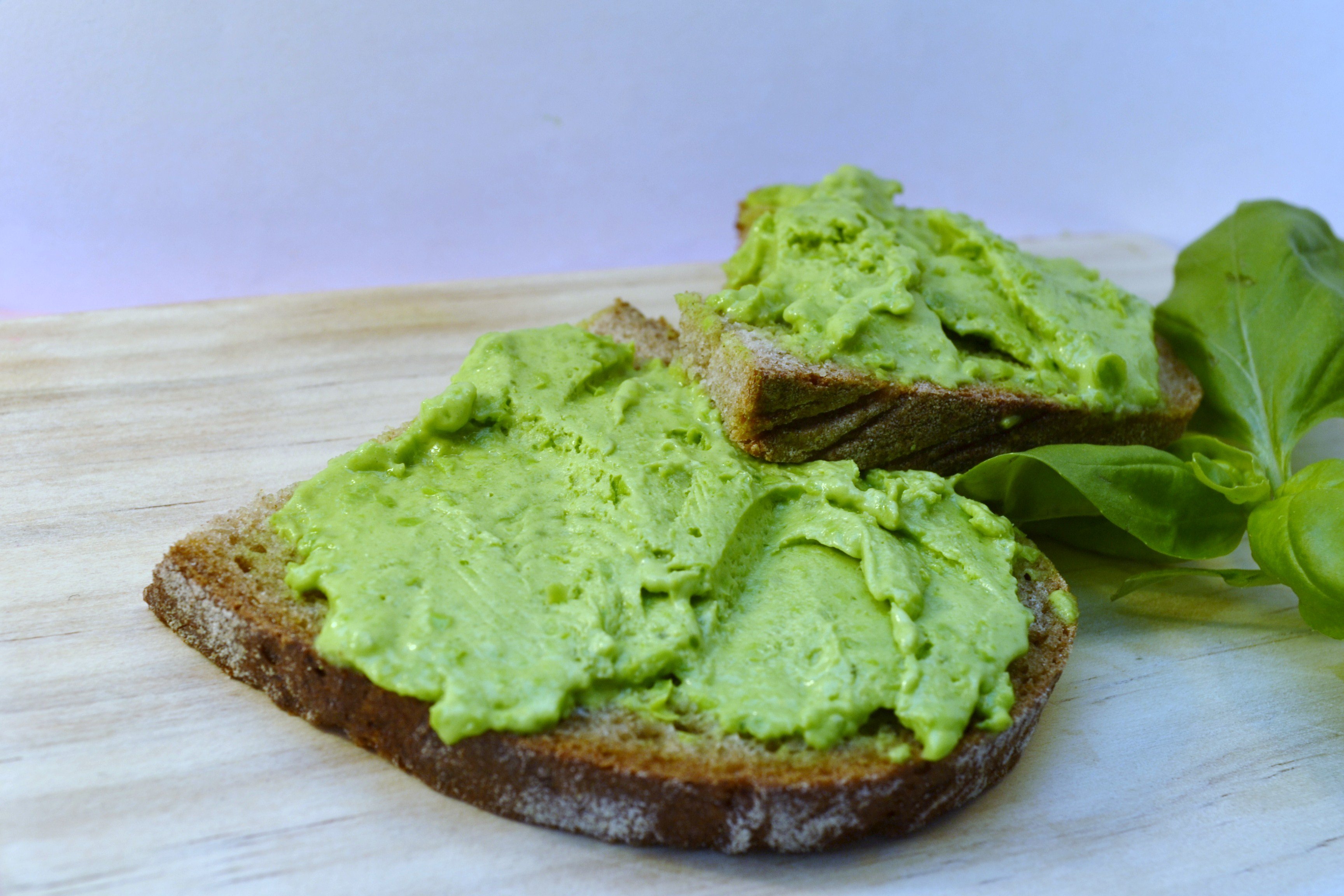Brot mit Grashüpfercremeaufstrich