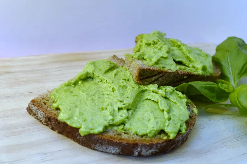 Brot mit Grashüpfercremeaufstrich