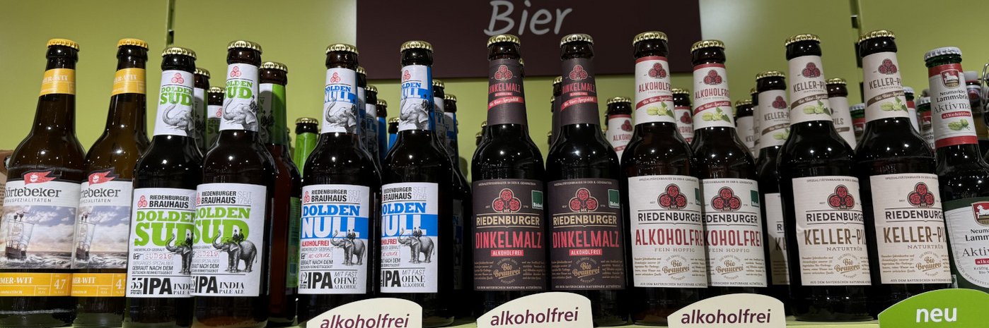 Verschiedene Bio-Bierflaschen im Regal