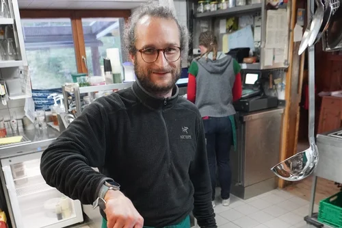 Hüttenpächter Andy Kiechle am Gasherd. Klick führt zu Großansicht in einer Lightbox. Zum Schließen der Lightbox ESC drücken.