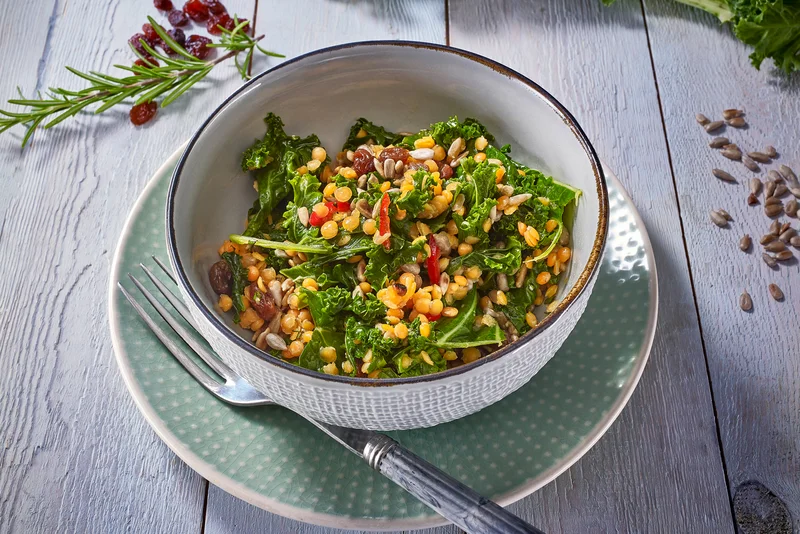 Grünkohl mit roten Linsen in Chili-Rosinen-Vinaigrette