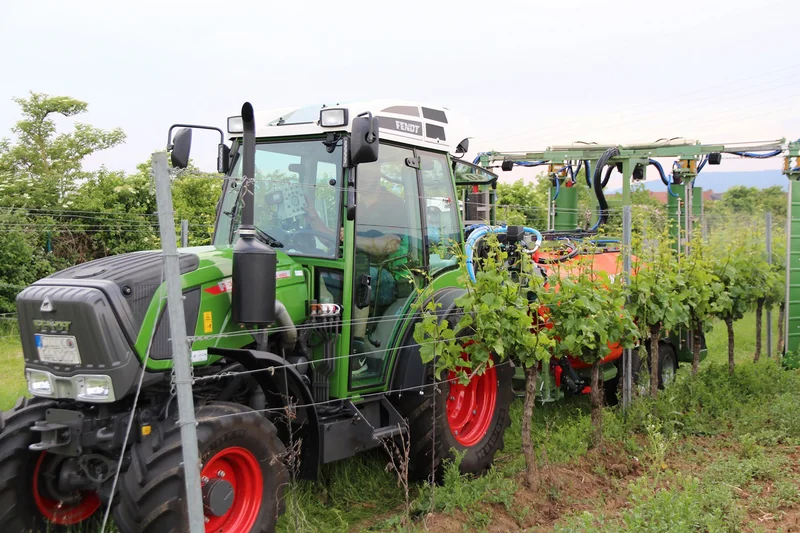 Trecker im Weinberg. Klick führt zu Großansicht im neuen Fenster.