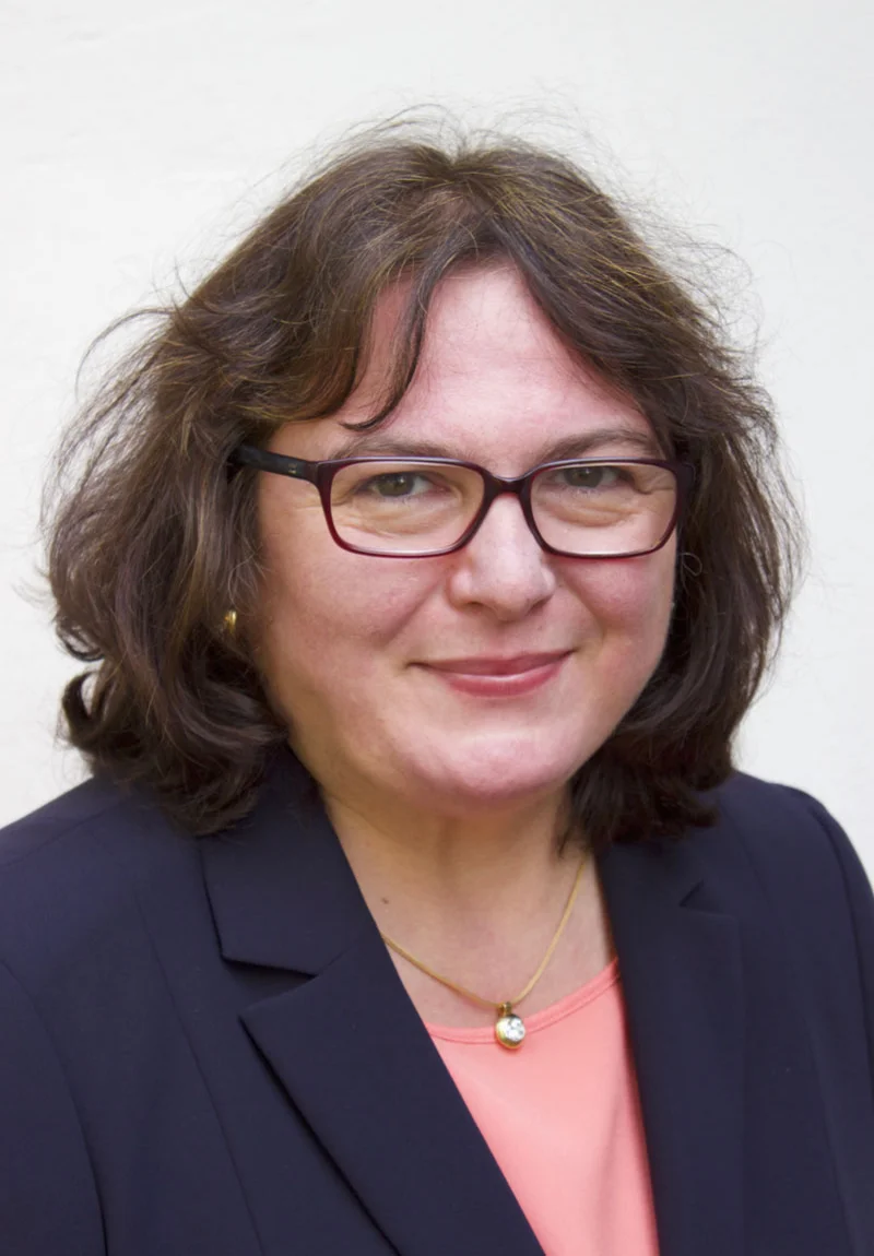 Frau lächelt in die Kamera