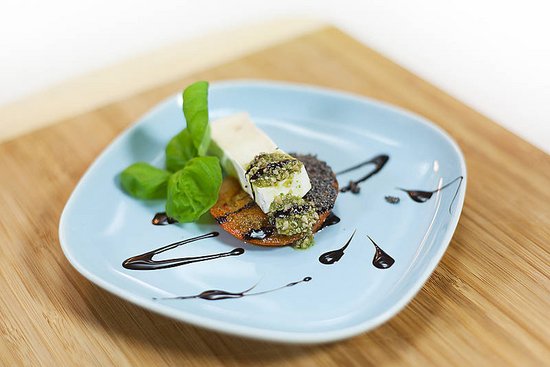 Gebratene Tomaten mit Basilikumpesto, Ziegenkäse und Mohn