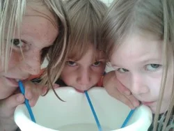 Kinder trinken Mandelmilch. Klick führt zu Großansicht im neuem Fenster.
