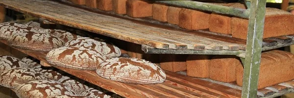 Regal mit frisch gebackenen Biobroten. Klick führt zu Großansicht im neuen Fenster.