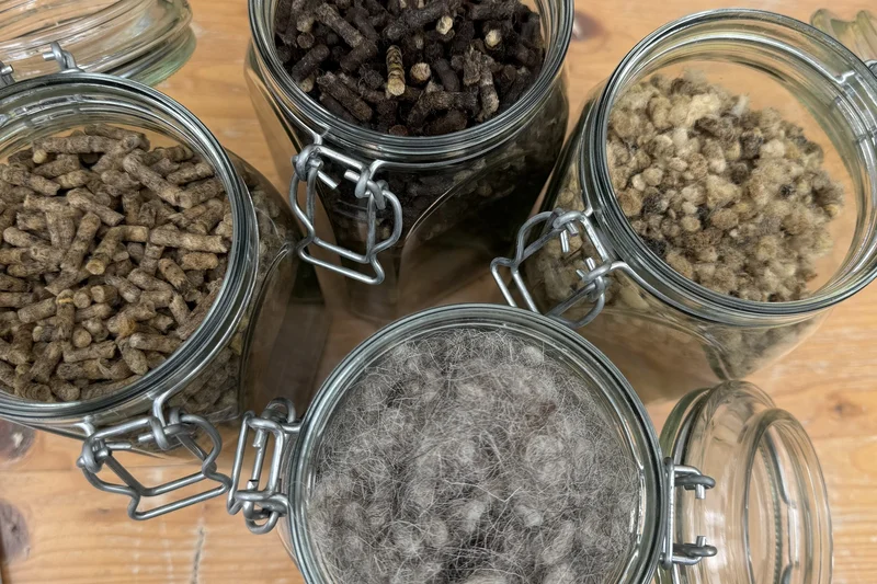 Schafwollpellets im Glas.