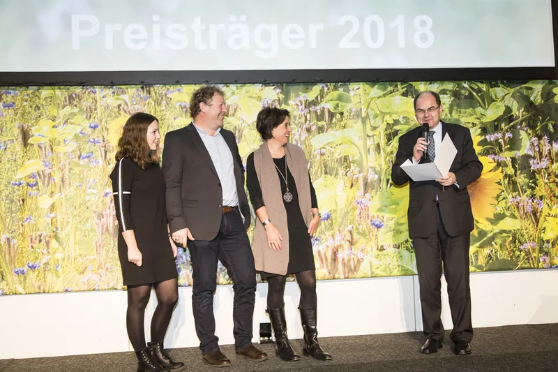 Bundeslandwirtschaftsminister Christian Schmidt verleiht Bundespreis auf der Bühne. Klick führt zu Großansicht in neuem Fenster.