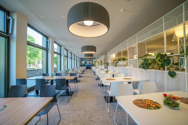 Speiseraum im Betriebsrestaurant der Allianz Trade in Hamburg.  Foto: apetito catering