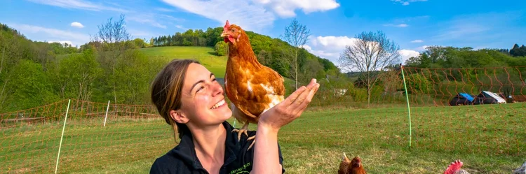 Frau mit Huhn auf der Schulter
