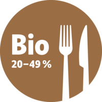 Rundes Logo in Bronze mit weißer Inschrift "Bio 20-49%", daneben eine Gabel und ein Messer.