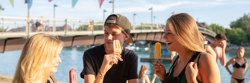 Ein Mann und zwei Frauen essen Eis.