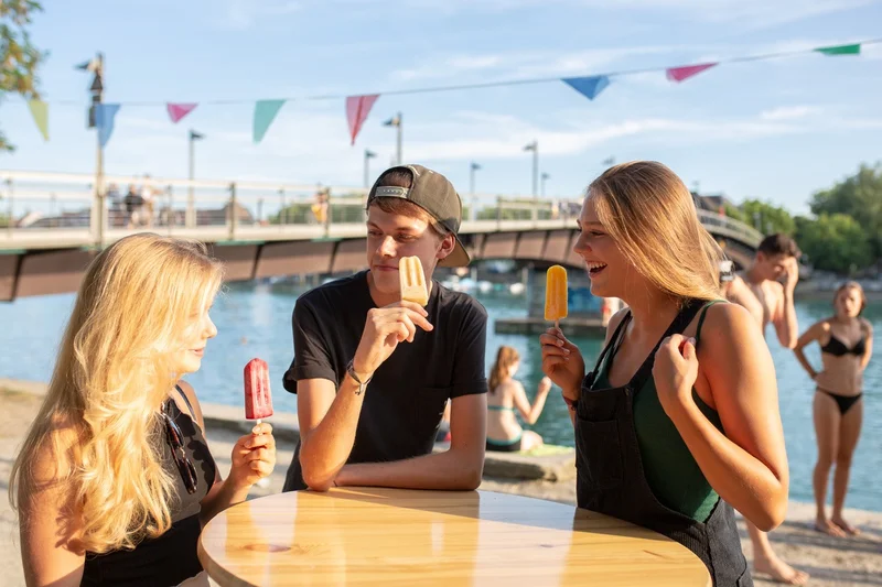 Ein Mann und zwei Frauen essen Eis. Foto: Lars Lins, froobie food GmbH